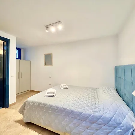 Blu & With Pool By Dadovillas וילה בארבאטי